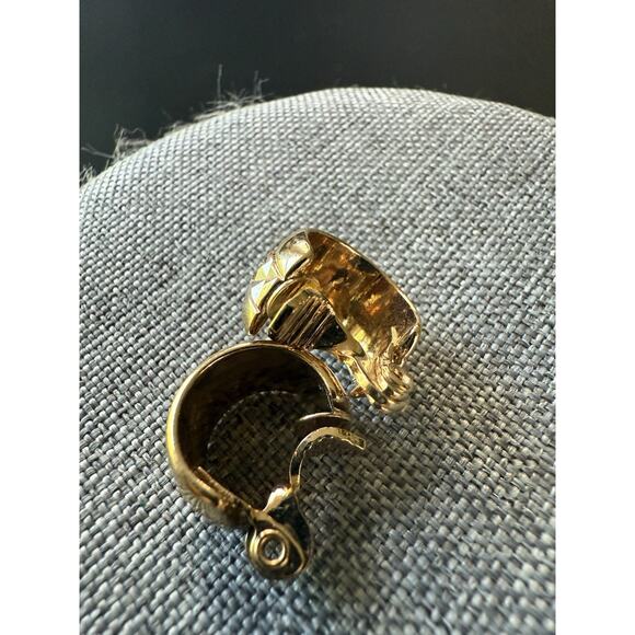 Vtg Monet Diamond Cut Huggie Earrings Gold Tone Pierced Classic Career Casual - Picture 4 of 5